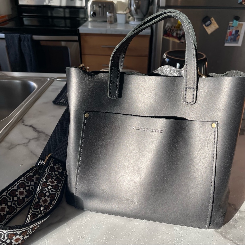Portland Leather Medium Crossbody - black